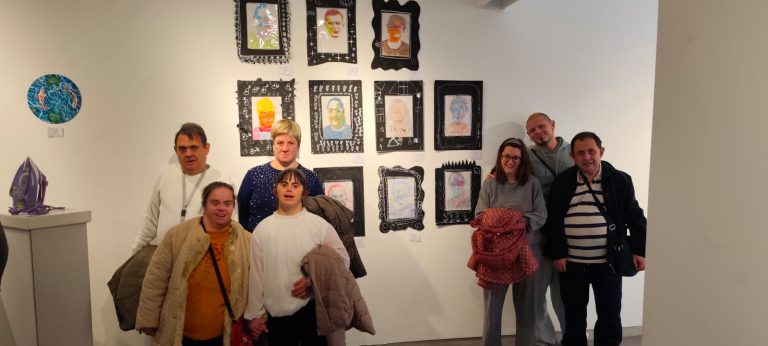 APAMA visita la exposición colectiva de Fundación Dalma: ConTodoArte